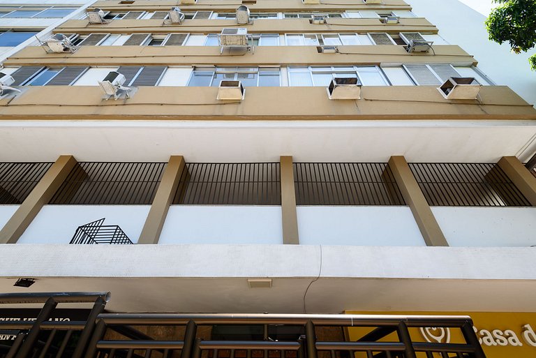 Lindo Apt reformado 50 metros da Praia de Ipanema