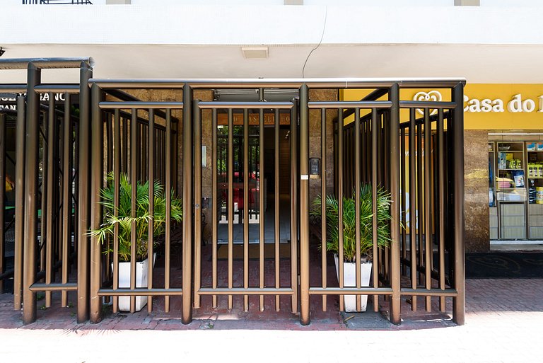 Apt 3 quartos reformado quadra da Praia de Ipanema