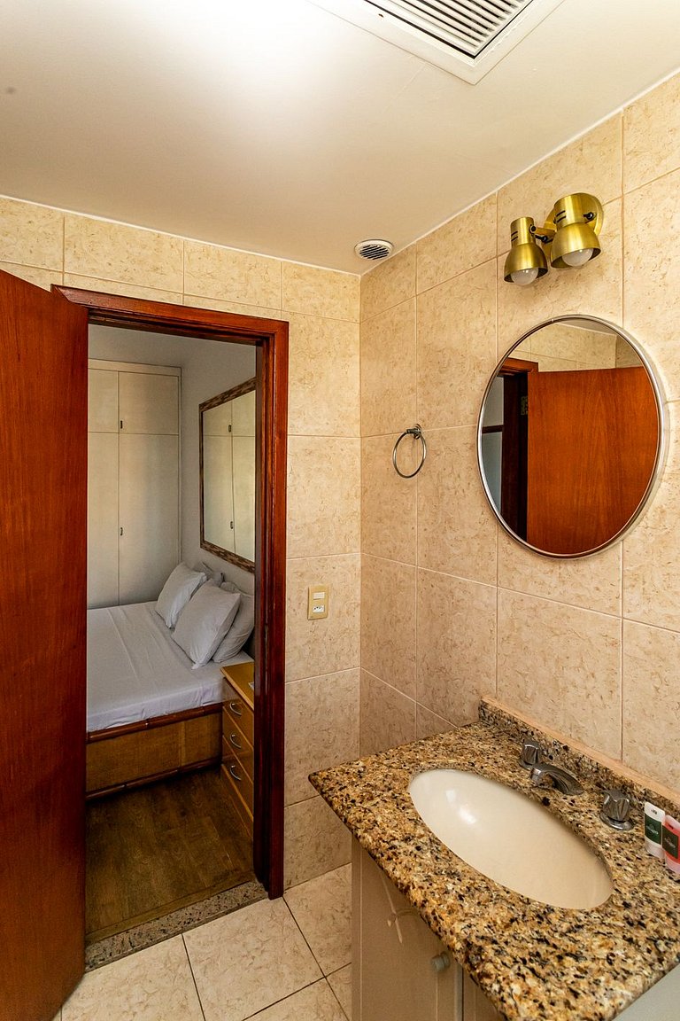 Apt 2 quartos e lazer em frente praia da Barra