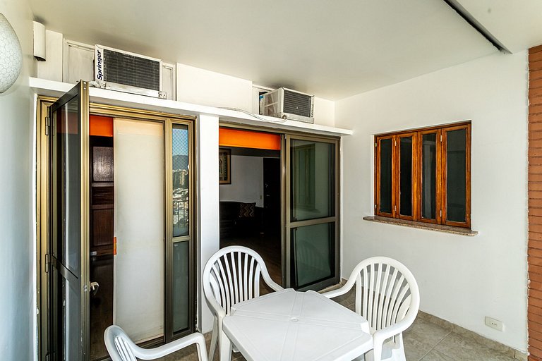 Apt 2 quartos e lazer em frente praia da Barra
