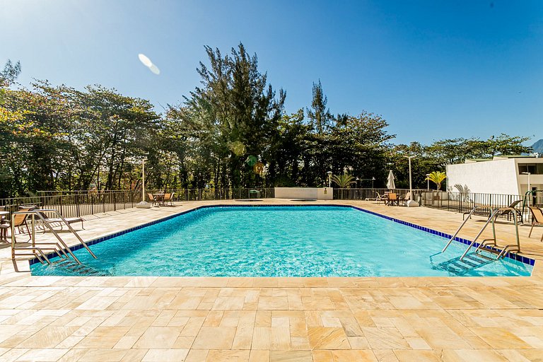 Apt 2 quartos e lazer em frente praia da Barra
