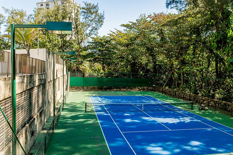 Apt 2 quartos e lazer em frente praia da Barra