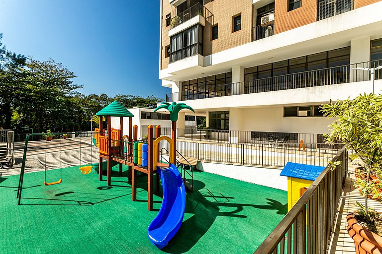 Apt 2 quartos e lazer em frente praia da Barra