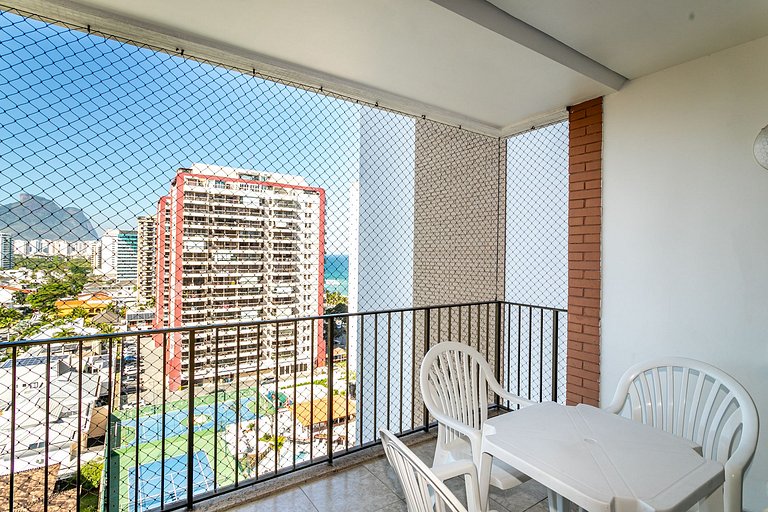 Apt 2 quartos e lazer em frente praia da Barra
