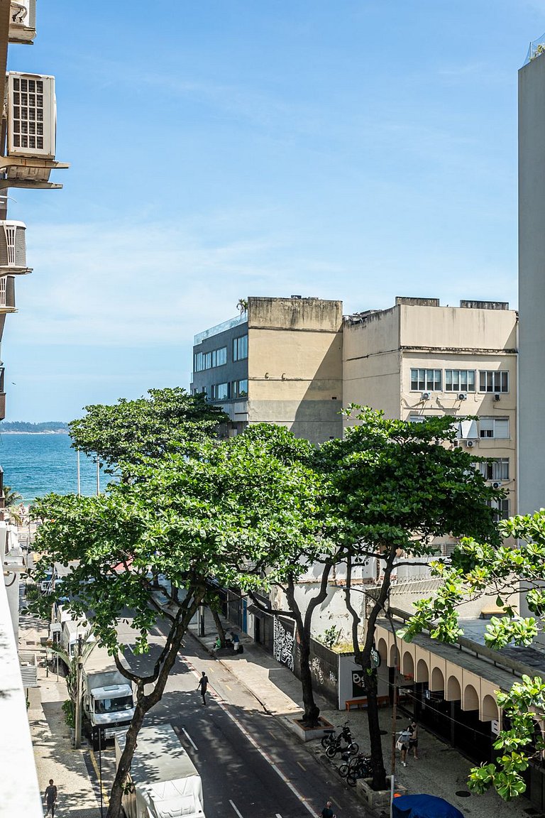 Lindo Apt reformado 50 metros da Praia de Ipanema