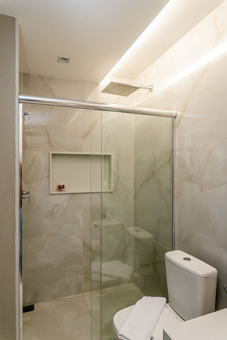 Lindo Apt reformado 50 metros da Praia de Ipanema