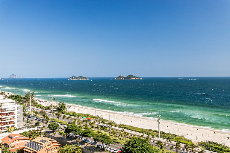 Flat com serviço e lazer com vista para o mar da Barra da Ti