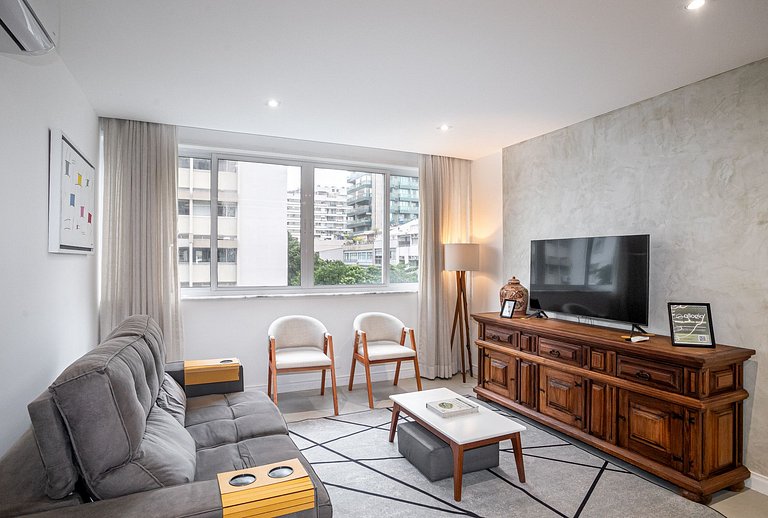 Apt 3 quartos reformado quadra da Praia de Ipanema