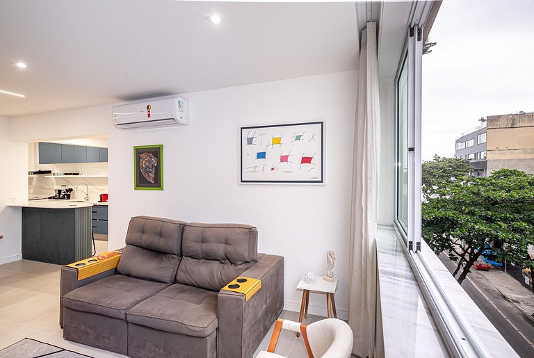 Ipanema • Renovated 3BR Beachside Apt