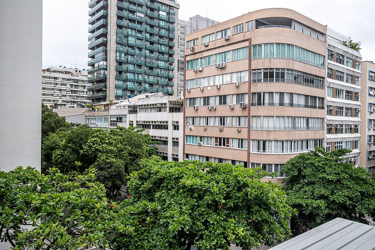 Apt 3 quartos reformado quadra da Praia de Ipanema