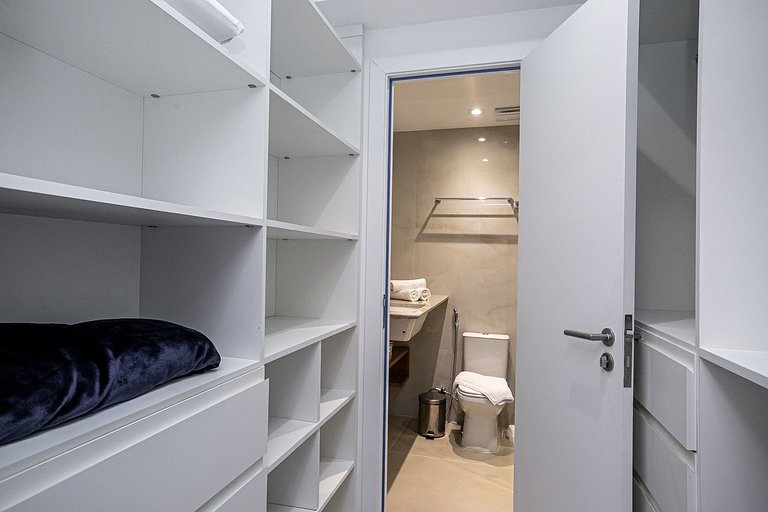 Ipanema • Renovated 3BR Beachside Apt