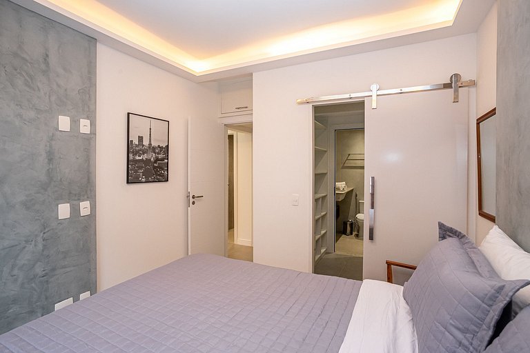 Apt 3 quartos reformado quadra da Praia de Ipanema