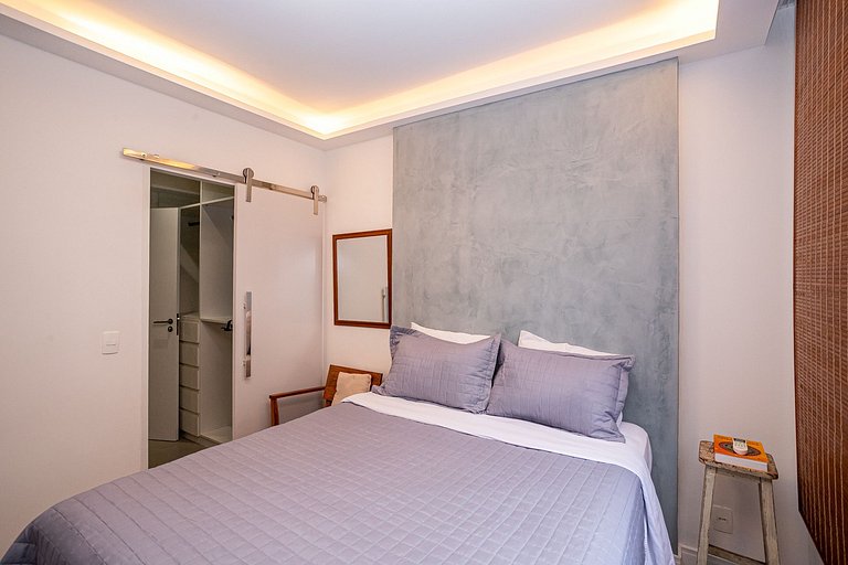 Apt 3 quartos reformado quadra da Praia de Ipanema