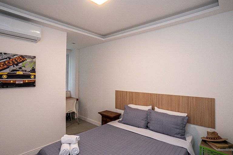 Apt 3 quartos reformado quadra da Praia de Ipanema