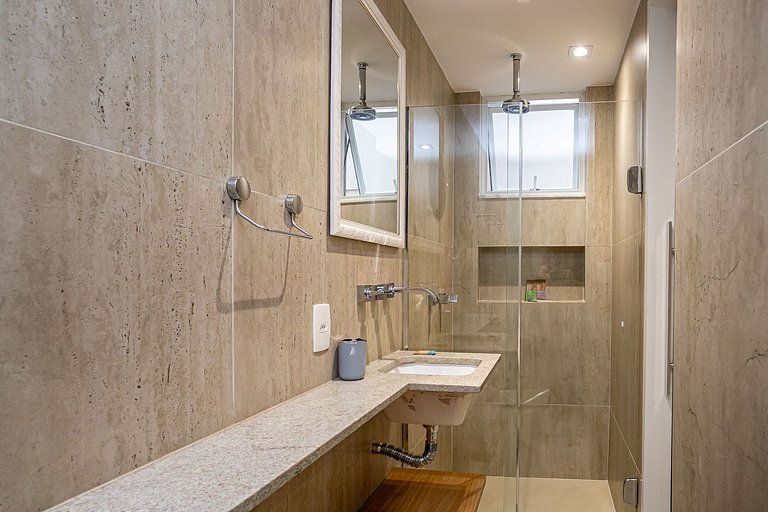 Apt 3 quartos reformado quadra da Praia de Ipanema