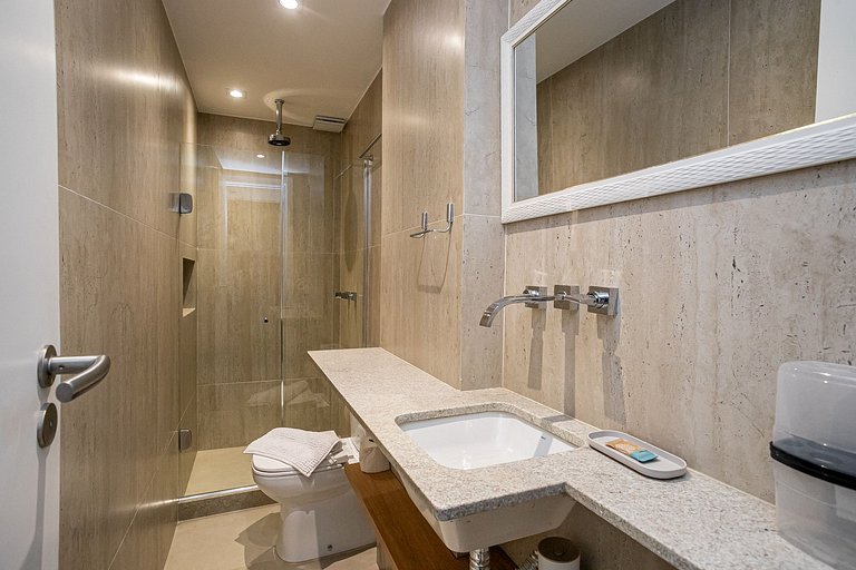 Ipanema • Renovated 3BR Beachside Apt