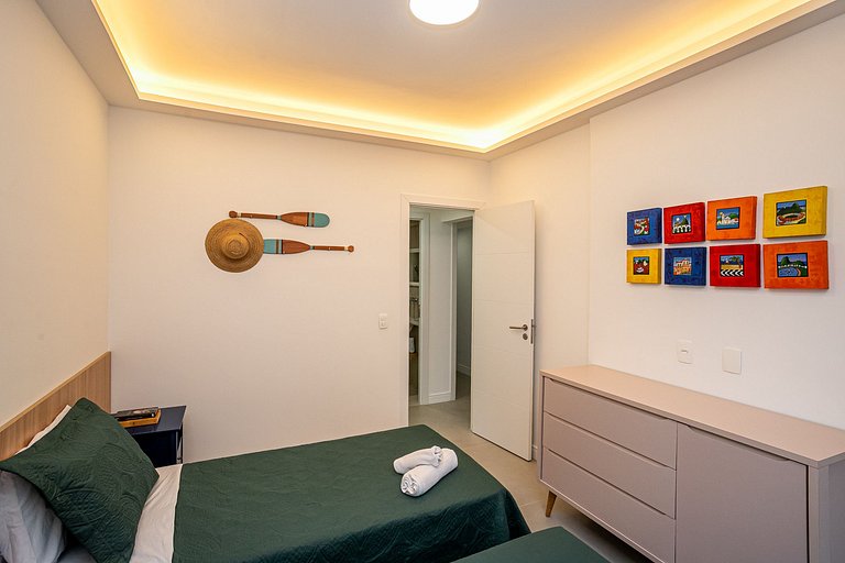 Ipanema • Renovated 3BR Beachside Apt