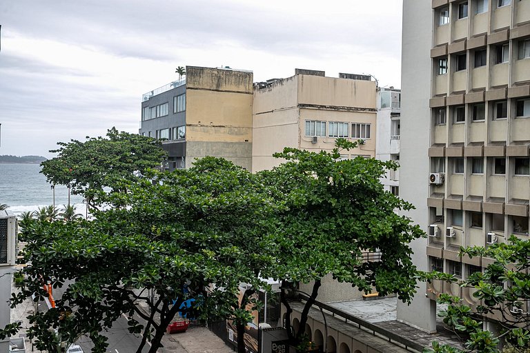 Ipanema • Renovated 3BR Beachside Apt