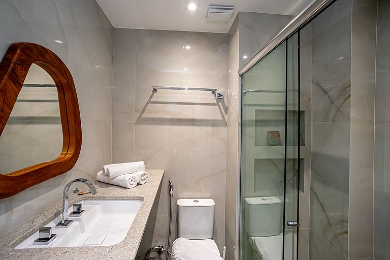 Apt 3 quartos reformado quadra da Praia de Ipanema